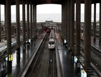 Greenpeace pide que la UE prohíba vuelos cortos con alternativa de tren