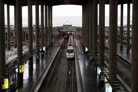 Greenpeace pide que la UE prohíba vuelos cortos con alternativa de tren