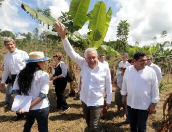 López Obrador defiende su política eléctrica como la “más limpia”