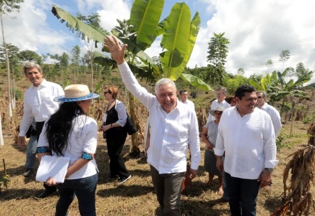 López Obrador defiende su política eléctrica como la “más limpia”