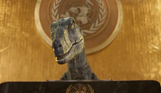 Dinosaurio toma la ONU para exigir a la humanidad no extinguirse