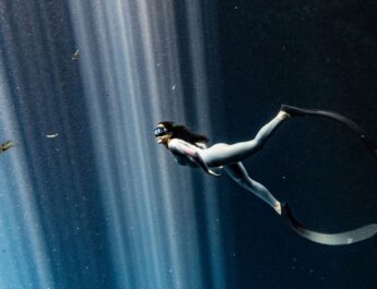 La mexicana Camila Jaber gana el premio #CreateCOP26 con su evocación de la belleza y fragilidad de los cenotes