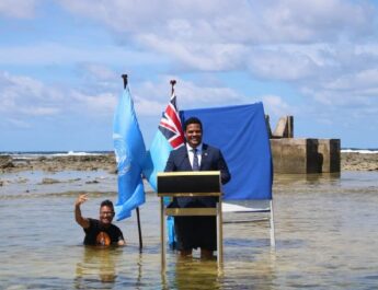 COP26 | Con agua hasta las rodillas, el ministro de Tuvalú lanza mensaje sobre cambio climático