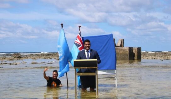 COP26 | Con agua hasta las rodillas, el ministro de Tuvalú lanza mensaje sobre cambio climático