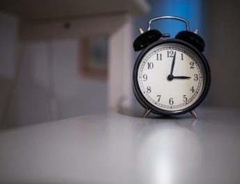 Los sistemas cuánticos evolucionan al pasado y al futuro