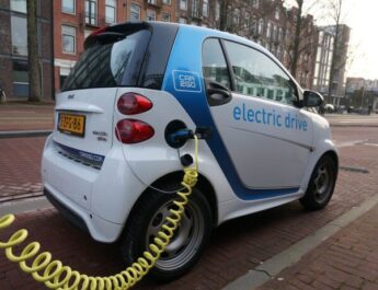 Impulsar la recarga de vehículos eléctricos en la vía pública