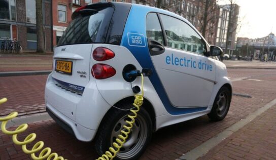 Impulsar la recarga de vehículos eléctricos en la vía pública