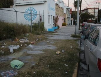 Pese a baja afluencia, se acumula basura en calles del Centro de Monterrey