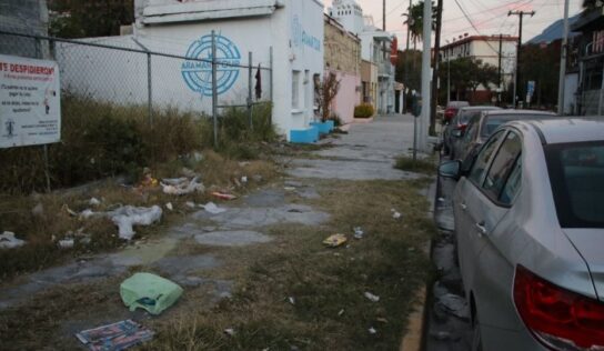 Pese a baja afluencia, se acumula basura en calles del Centro de Monterrey