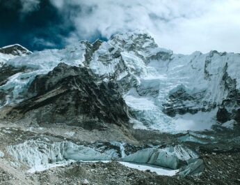 La crisis climática está acabando con el glaciar más grande del Everest