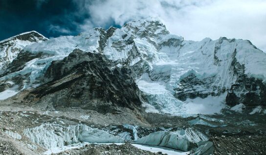 La crisis climática está acabando con el glaciar más grande del Everest