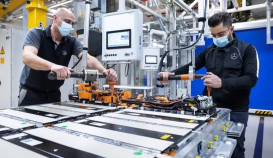 Mercedes-Benz fabricará baterías recicladas un 70% menos contaminantes para sus coches eléctricos
