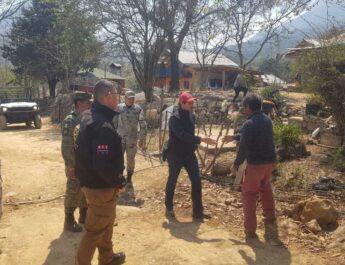 Debido a incendio forestal, evacúan a 12 familias en Santiago, Nuevo León