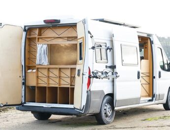 Cómo convertir una vieja Peugeot Boxer en una oficina móvil autónoma