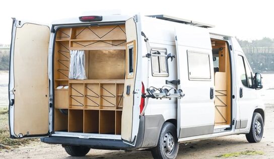 Cómo convertir una vieja Peugeot Boxer en una oficina móvil autónoma