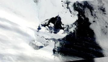 La delgada capa de hielo de la Antártida se derrumba después de la ola de calor