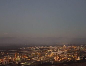 Pedirá Nuevo León cuentas a Pemex por contaminación de noche