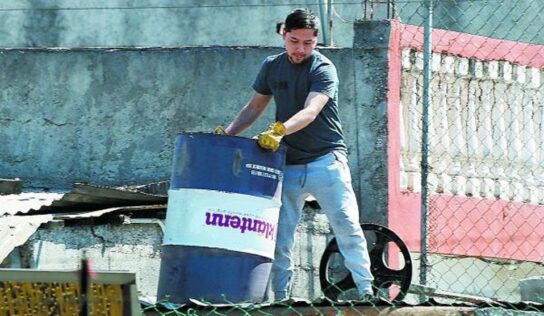 Alertan por toxicidad de los tambos usados