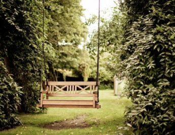4 ideas elegantes para decorar tu jardín con materiales reciclados