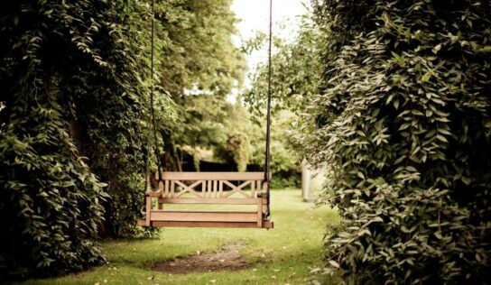 4 ideas elegantes para decorar tu jardín con materiales reciclados