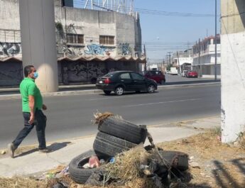 Convierten calles y avenidas de NL en tiraderos de llantas