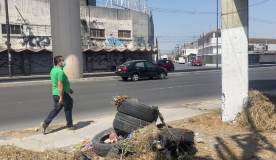 Convierten calles y avenidas de NL en tiraderos de llantas
