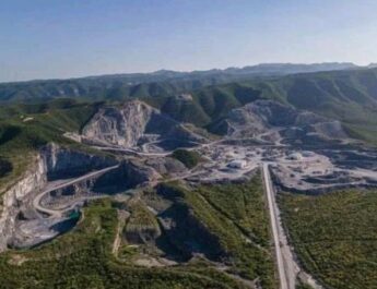 Simulan proteger la sierra de Picachos y favorecen a pedrera